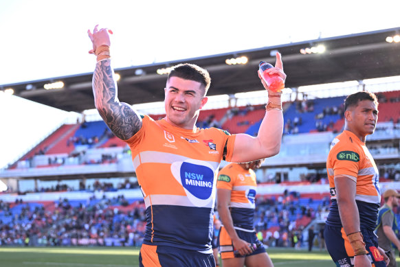 Origin and Newcastle centre Bradman Best has signed with the Knights for another three years.