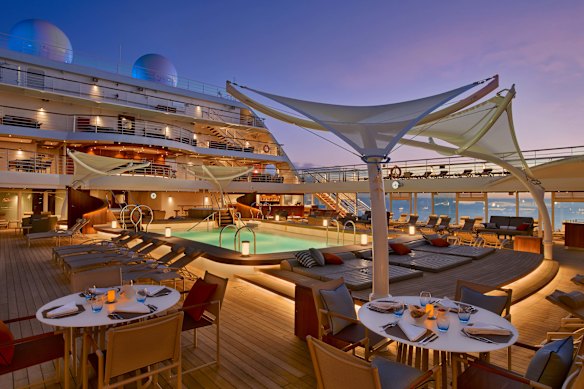 The pool bridge on the sea gun ovation.
