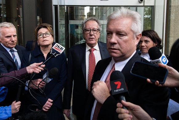 O ator australiano Geoffrey Rush saiu do tribunal em abril de 2019 depois de vencer seu caso de difamação contra o Daily Telegraph. 