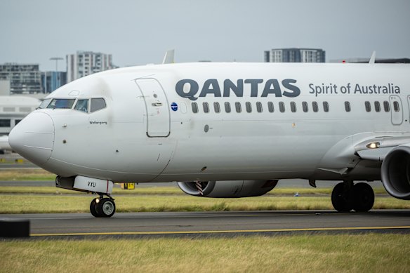 A Qantas 737 at Sydney.