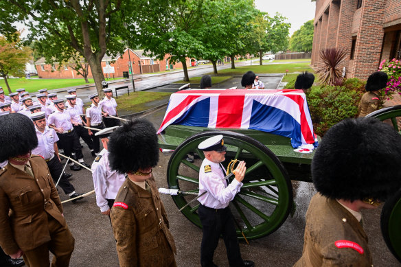 Kraliyet Donanması, Kraliçe II. Elizabeth'in devlet cenaze törenine hazırlanırken, provalar Fareham'daki HMS Collingwood'da gerçekleşir.