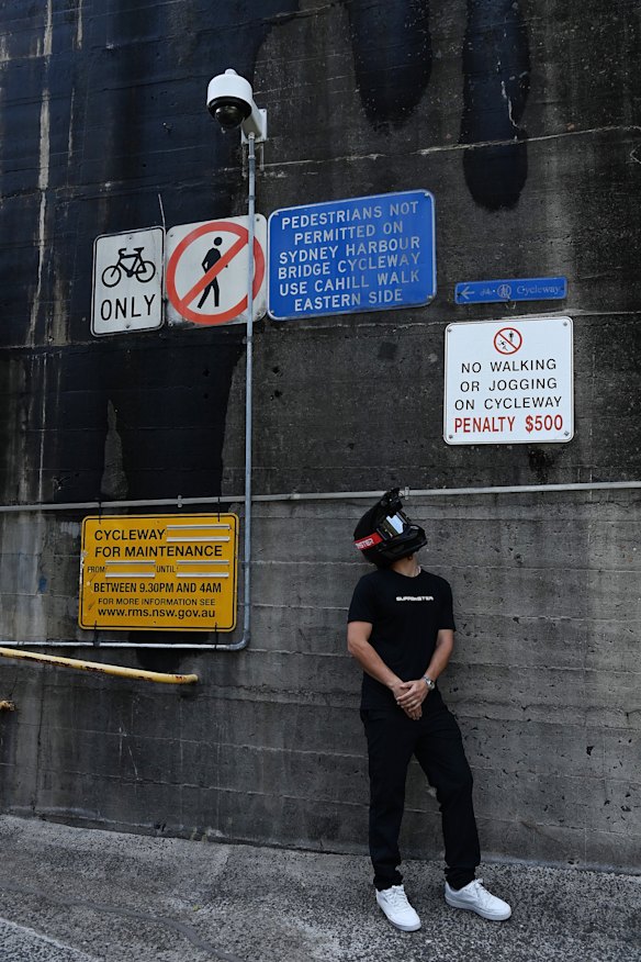 It is illegal to ride bikes and e-bikes on the main deck of the Harbour Bridge.