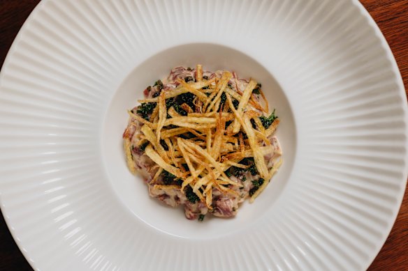 Beef tartare with Tabasco mayonnaise and fried capers and crisps.