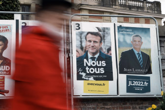 Poster di candidati presidenziali francesi sono esposti a sud di Parigi.