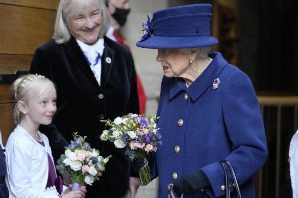 Queen Elizabeth ensured her arms were always free to accept the next bouquet of flowers. 