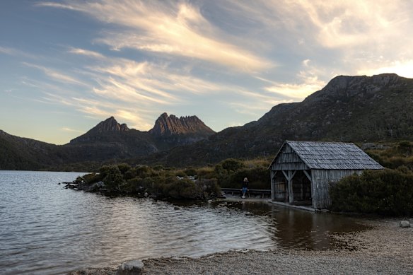 Dove Lake and the boatshed.