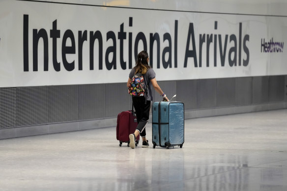 Australienii vor trebui să solicite și să plătească pentru o autorizație de călătorie electronică în conformitate cu modificările viitoare ale regulilor de intrare în Regatul Unit. 