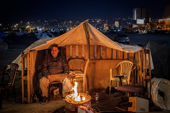 أبو محمد، أحد 1.2 مليون شخص نُزحوا بسبب الحرب في لبنان، هنا في حي الضاحية الجنوبية لبيروت في أواخر مارس.