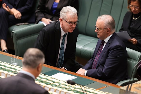 El ministro del Interior, Tony Burke, y el primer ministro, Anthony Albanese.