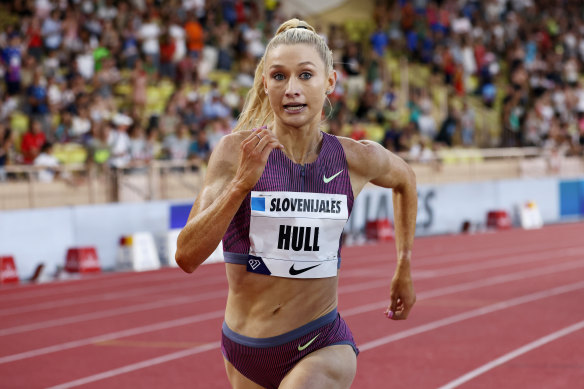 Jess Hull claimed the 2000-metre world record with a stunning run in Monaco.