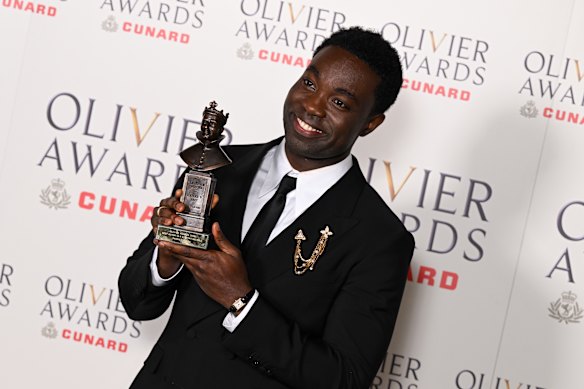 Paapa Essiedu posa con el premio al mejor actor de reparto por 