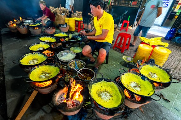 The best of street food cuisine… making banh xeo.