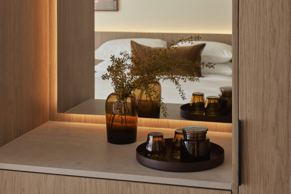 A mini bar bench doubles as a vanity.