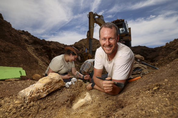 Dr Espen Knutsen with the uncovered skeleton at the western Queensland dig.
