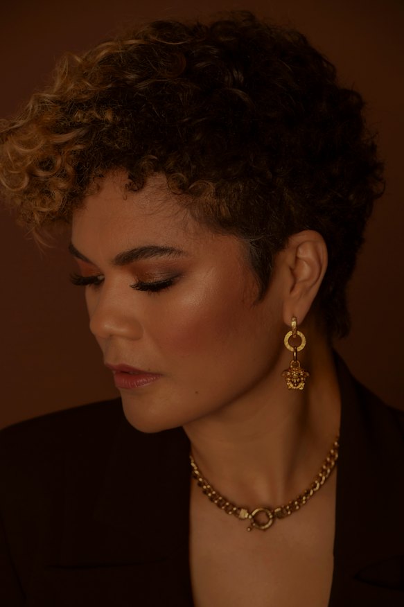 Akina Edmonds plays Angelica Schuyler.