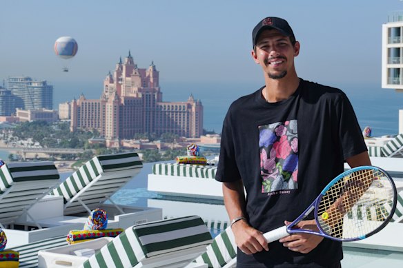 Alexie Popyrin no Cloud 22 Dubai, um bar na cobertura do resort e local de entretenimento Atlantis em Dubai. 