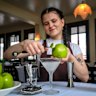 A barman do North Fitzroy Arms, Marnie Carson, faz o appletini mais vendido