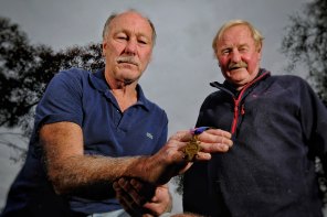 ‘I couldn’t thank him enough’: Steven Sole, left, holding his grandfather Tom Jewell’s WWI medal, with its finder, Jeff Welsh.