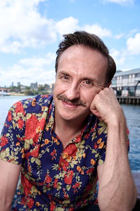 Diretor artístico e ator do STC Mitchell Butel. 