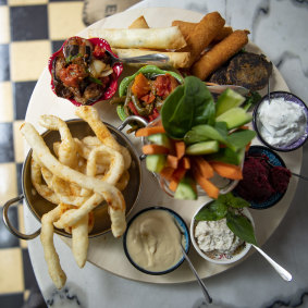 The mezze plate with dips, fried halloumi from Otto Noorba. 