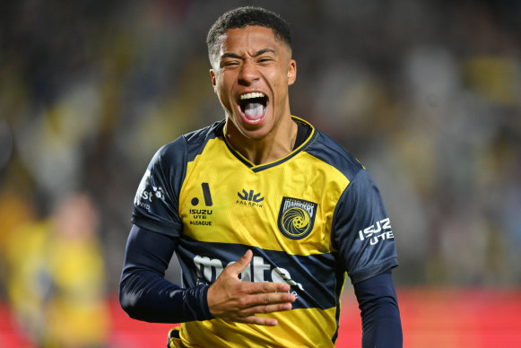 Mariners’ Sam Silvera celebrates his goal against Adelaide United on Saturday night.