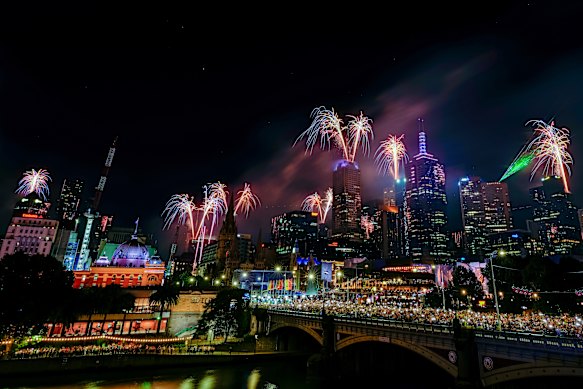Os fogos de artifício de Ano Novo iluminam o distrito financeiro de Melbourne em 1º de janeiro de 2025.