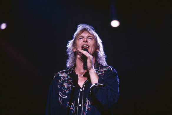 John Farnham singing Chain Reaction during a concert in 1990. 