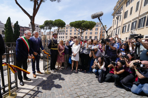 Rome’s Mayor Roberto Gualtieri, left, and Bulgari CEO Jean-Christophe Babin cut the ribbon to inaugurate the walkways.