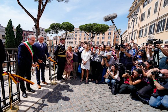 Rome’s Mayor Roberto Gualtieri, left, and Bulgari CEO Jean-Christophe Babin cut the ribbon to inaugurate the walkways.