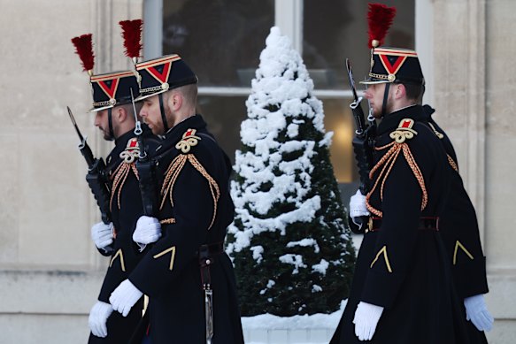 Soldados guardam o Palácio do Eliseu, em Paris, na terça-feira, enquanto os líderes se reuniam para discutir a segurança da Ucrânia.