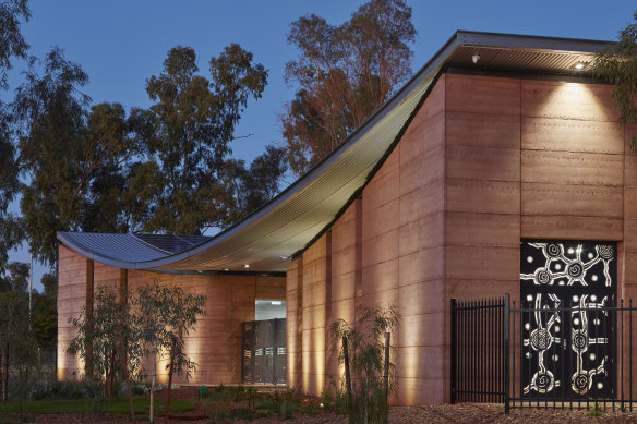 Kaunitz Yeung Architecture’s award-winning Pilbara Aboriginal Medical Service building at Newman in the Pilbara, Western Australia.