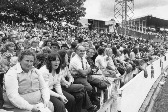 Fans pack Redfern Oval for a Rabbitohs match in 1975.