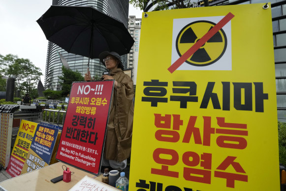 Bir Budist keşiş, Japon hükümetinin hasarlı Fukushima nükleer santralinden arıtılmış radyoaktif atık suyu serbest bırakma kararını protesto ediyor.