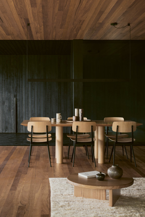 The dining area features wood-lined walls, blackbutt floors and an “Earth” table by Sarah Ellison with “Result” chairs by Hay.