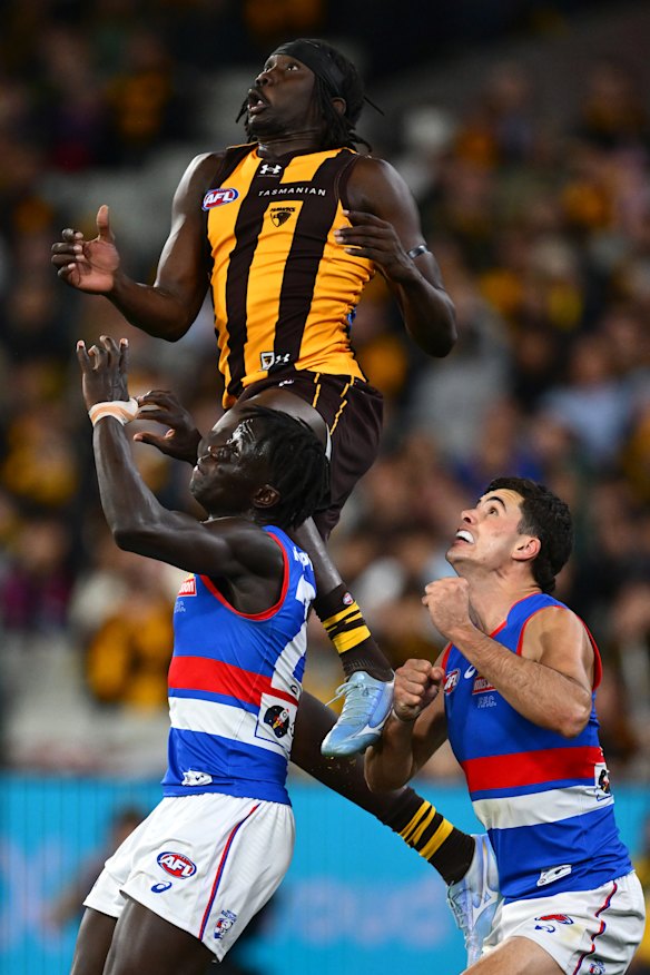 Mabior Chol do Hawthorn está voando alto na noite de sexta-feira.