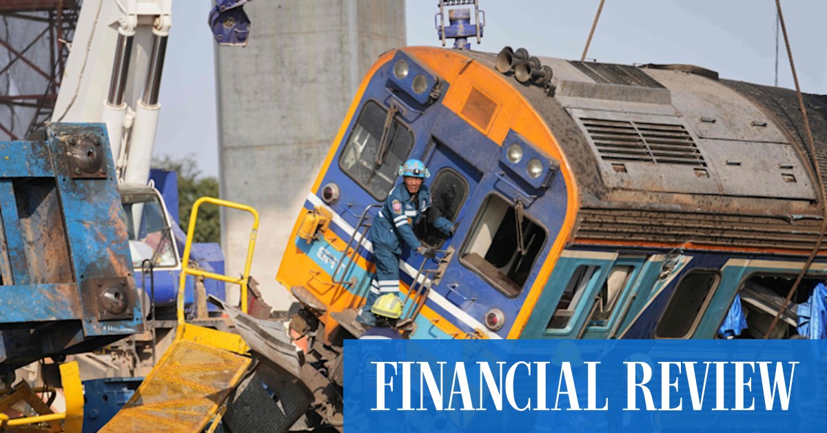 afr.com - Jintamas Saksonchai, Wasamon Audjarint - Construction crane falls on moving train in Thailand, killing 32