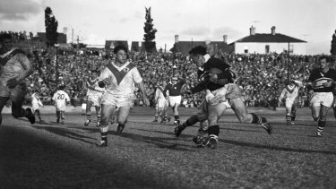 Harry Bath moves in to make a tackle for the Dragons during a match against Western Suburbs at Henson Park during their reign of dominance in 1959.