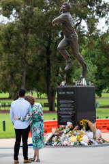 含淚告別：板球迷向 MCG 的 Warne 雕像致敬。
