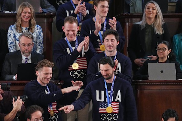 كونور هيلبيك وأعضاء فريق الهوكي الأمريكي يحضرون أثناء إلقاء الرئيس دونالد ترامب خطاب حالة الاتحاد.