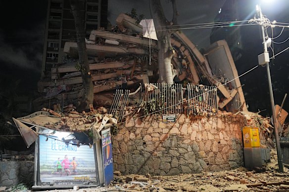 Un edificio crollato nel centro di Caracas.