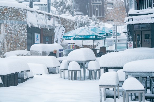 More than 70 cm snow fell in falling creek last week.