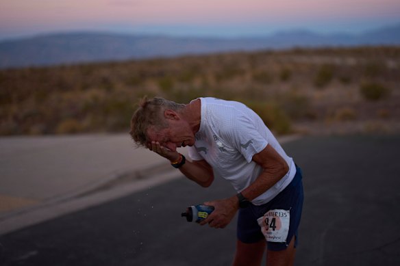 Westergaard reage ao receber uma pausa em cerca de 24 horas em Badwater 135 Ultramarathon em 8 de julho.