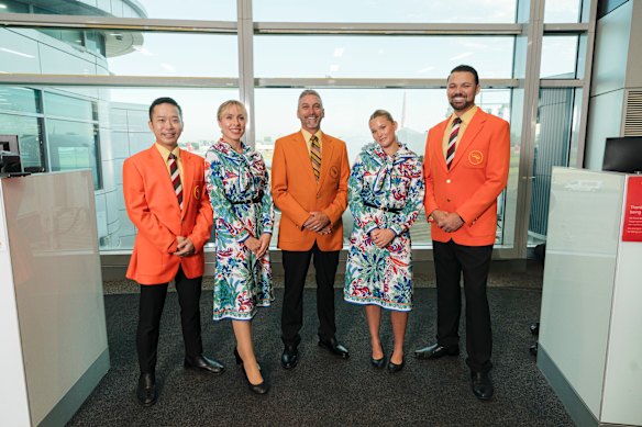 Os comissários de bordo usam uniformes vintage da Qantas dos anos 1970 desenhados por Emilio Pucci.