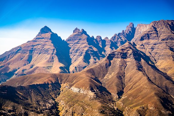  Cathedral Peak in Drakensberg National Park, South Africa.
