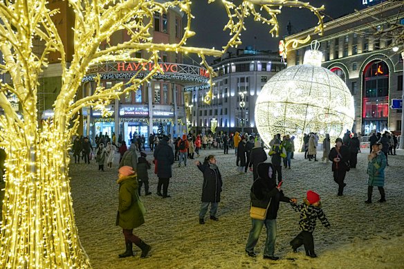 People walk near the Red Square prior to its closure for celebrations on the New Year’s Eve in Moscow, Russia, Tuesday, Dec. 31, 2024. (AP Photo/Pavel Bednyakov)