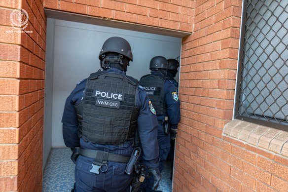A polícia faz uma batida na unidade de Ahmed Nassef em North Parramatta.