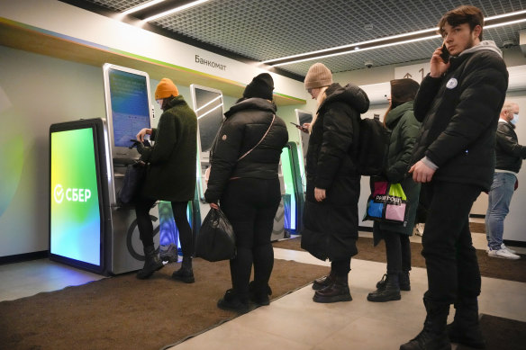 Russians have flocked to banks and ATM machines to withdraw cash after new sanctions were announced against Russia. 