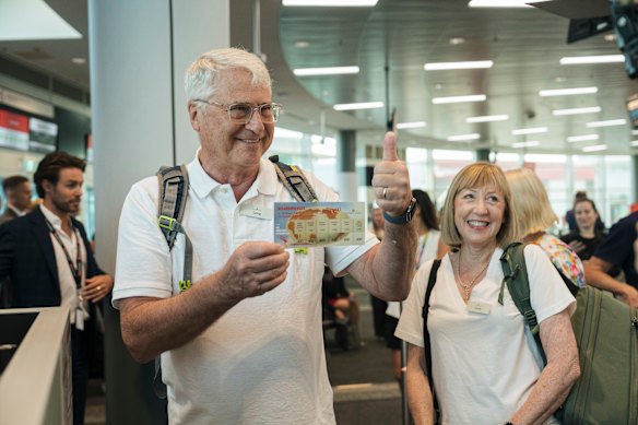 Emoção quando os passageiros embarcam no primeiro voo QF1337 da Rota Kangaroo.