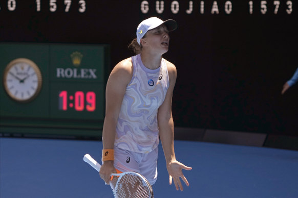 Iga Swiatek felt the pressure during her loss to Elena Rybakina.