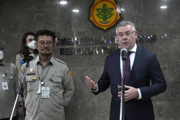 Federal Agriculture Minister Murray Watt with his Indonesian counterpart Syahrul Yasin Limpo during a joint press conference in Jakarta, Indonesia, last week.